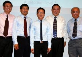 Outstanding-alumnus-awarded-Ee-Peng-Liang-Memorial-Fund-Scholarship-at-seminar