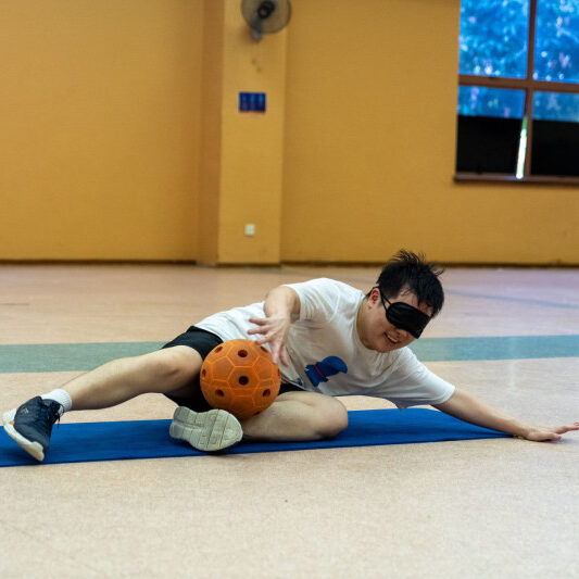 One of the early NUS Enablers projects that Quan Xuan worked on was to organise a goalball try-out event at NUS. To fully appreciate the sport and implement it authentically, Quan Xuan took the initiative to join community goalball sessions and learn the sport.