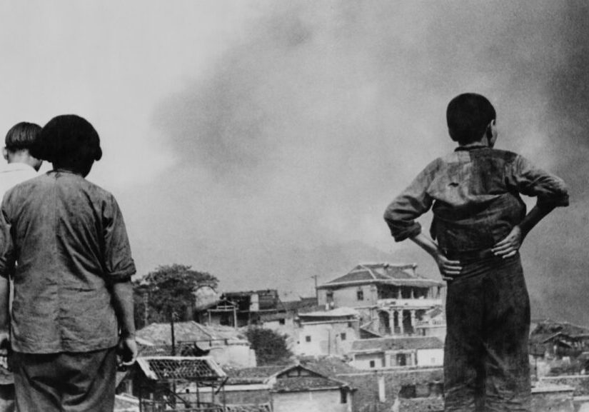 Three,Chinese,Civilians,In,Chungking,Witness,A,Japanese,Air-raid.,Second